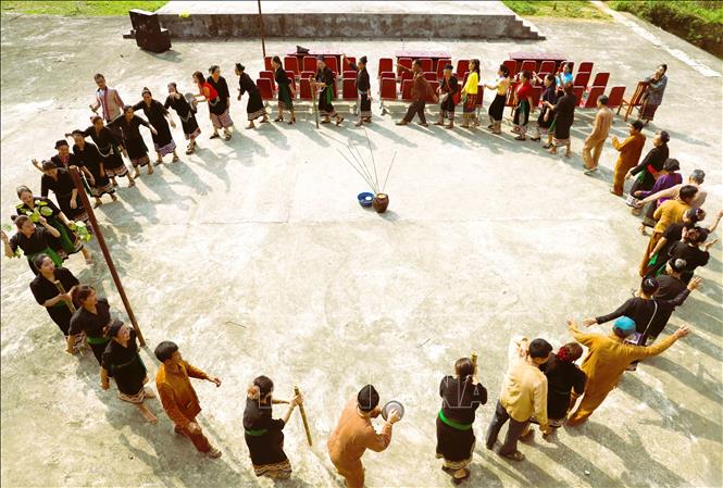 O Du people organize a xoe dance to have fun at the ceremony to welcome the first thunder of the year. VNA Photo: Xuân Tiến 