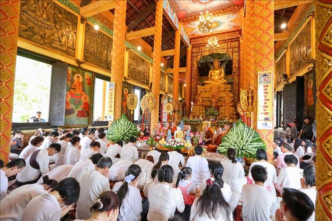 Phật tử tham gia Lễ dâng y tắm mưa. Ảnh: Khánh Hoà - TTXVN