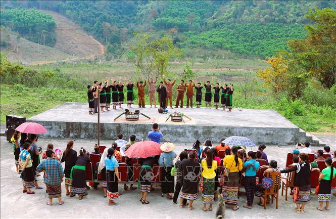 The shaman and villagers perform prayers to pray for the Thunder God to bless the village with peace, prosperity, solidarity and good health. VNA Photo: Xuân Tiến