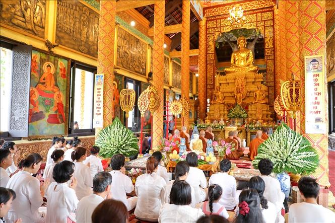 Chư tăng tụng kinh lễ bái tam bảo. Ảnh: Khánh Hoà - TTXVN
