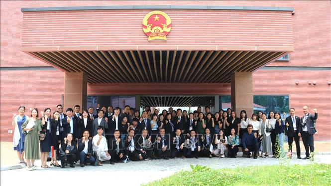 Các đại biểu và khách mời chụp ảnh kỷ niệm chung trong khuôn viên Đại sứ quán. Ảnh: Đức Thắng (P/v TTXVN tại Hàn Quốc)