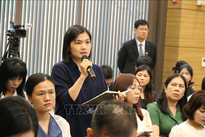 Một kiều bào nêu câu hỏi trong phần hỏi đáp. Ảnh: Đức Thắng (P/v TTXVN tại Hàn Quốc)