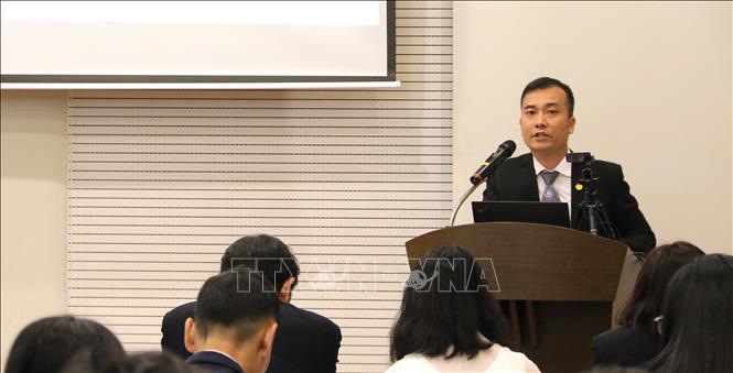 Luật sư Phạm Quốc Bảo, thành viên Đoàn Luật sư Hà Nội, phát biểu giải đáp pháp luật tại chương trình. Ảnh: Đức Thắng (P/v TTXVN tại Hàn Quốc)