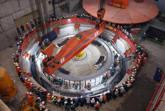 Hạ đặt thành công rotor có trọng lượng khoảng 585 tấn của tổ máy số 1, Dự án thuỷ điện Hoà Bình mở rộng. Ảnh: Vũ Sinh - TTXVN