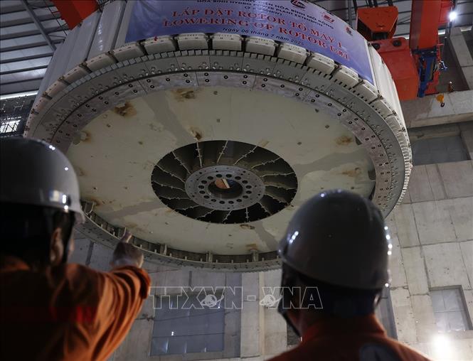Công tác chuẩn bị cho lắp đặt Rotor của tổ máy số 1, Dự án thuỷ điện Hoà Bình mở rộng. Ảnh: Vũ Sinh - TTXVN 
