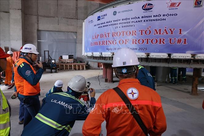Công tác chuẩn bị cho lắp đặt Rotor của tổ máy số 1, Dự án thuỷ điện Hoà Bình mở rộng. Ảnh: Vũ Sinh - TTXVN 