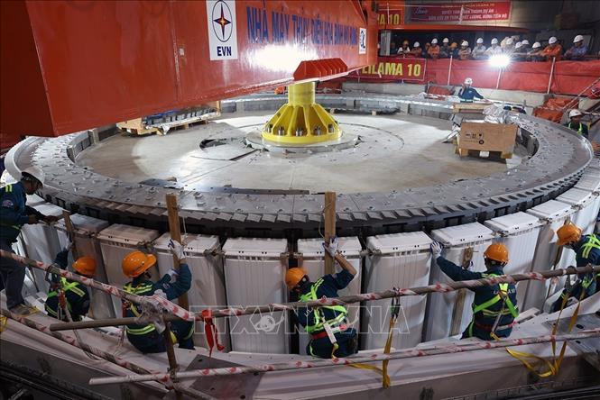  Hạ đặt thành công rotor có trọng lượng khoảng 585 tấn của tổ máy số 1, thuỷ điện Hoà Bình mở rộng. Ảnh: Vũ Sinh - TTXVN