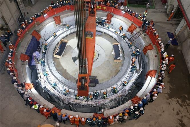 The rotor of the first turbine at the expanded Hoa Binh Hydropower Plant project is successfully installed. VNA Photo: Vũ Sinh