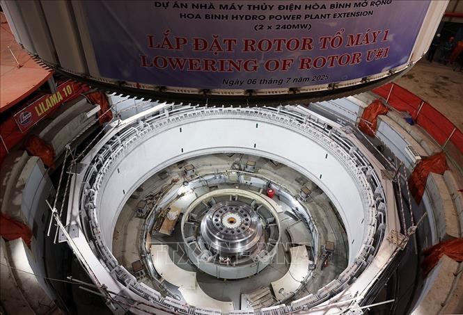 Weighing 585 tonnes, the rotor — the rotating part of the generator — was placed into the stator with high technical precision, requiring close coordination among participating units. VNA Photo: Vũ Sinh