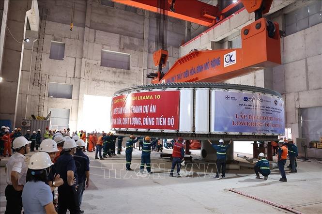 Preparing for the rotor installation. VNA Photo: Vũ Sinh