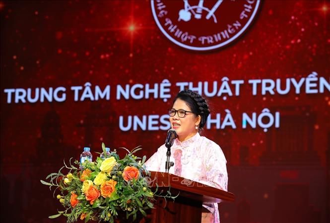 Bà Tạ Thị Hạnh, tân Giám đốc Trung tâm Nghệ thuật Truyền thống UNESCO Hà Nội phát biểu. Ảnh: Khánh Hoà - TTXVN