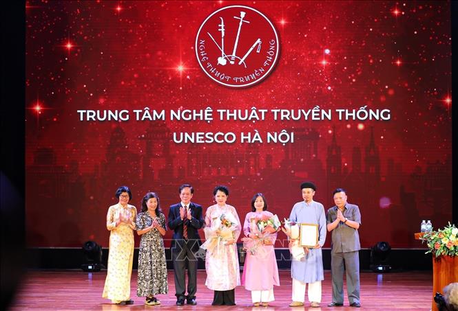 Ban lãnh đạo Trung tâm Nghệ thuật Truyền thống UNESCO Hà Nội ra mắt. Ảnh: Khánh Hoà - TTXVN