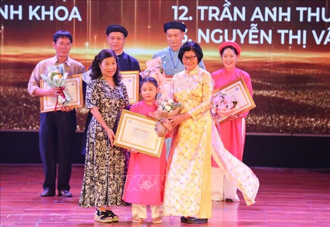 Khen thưởng hội viên nhí nhỏ tuổi nhất của Trung tâm, Nguyễn Ngọc Minh Nhi (8 tuổi, HCV toàn quốc Cuộc thi hát Yoshine Music festival 2024 với tiết mục Xẩm Hà Nội 36 phố phường). Ảnh: Khánh Hoà - TTXVN