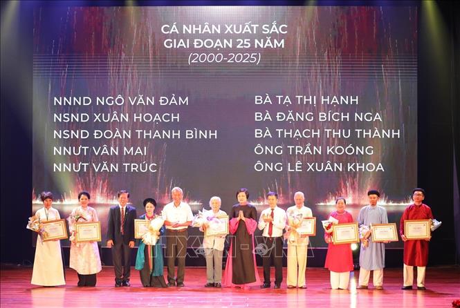 Khen thưởng các nhân có nhiều đóng góp tích cực trong hoạt động gìn giữ và phát huy giá trị nghệ thuật truyền thống giai đoạn 25 năm (2000 - 2025). Ảnh: Khánh Hoà - TTXVN