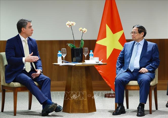 Thủ tướng Phạm Minh Chính tiếp lãnh đạo ông Daniel Lopes, Phó Chủ tịch Tập đoàn FS - tập đoàn chuyên sản xuất ethanol từ ngô, đồng thời là một trong những nhà sản xuất nhiên liệu sinh học carbon thấp hàng đầu khu vực Mỹ Latinh. Ảnh: Dương Giang-TTXVN 