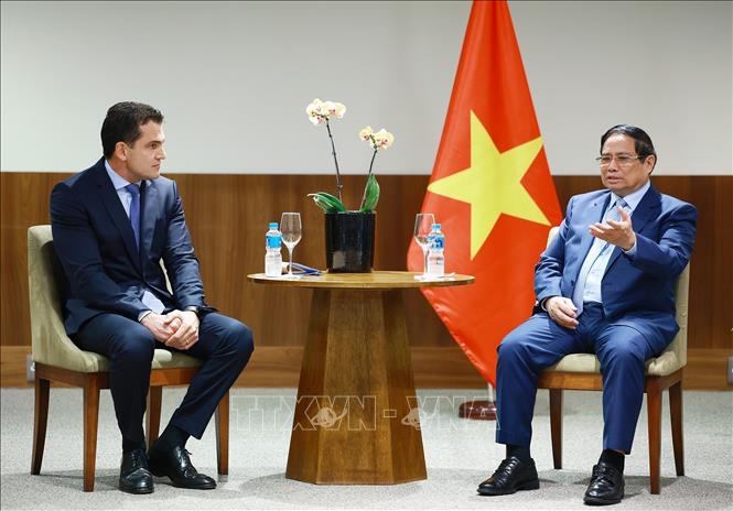 Prime Minister Pham Minh Chinh meets leader of JBS group, one of the global leaders in the food industry. VNA Photo: Dương Giang