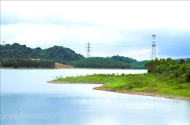 Một góc hồ Vực Mấu nhìn từ khu vực hệ thống 5 cửa xả tràn của công trình. Ảnh: Xuân Tiến - TTTXVN 
