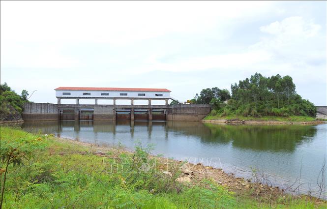 Hệ thống 5 cửa xả tràn của hồ Vực Mấu (phường Hoàng Mai, Nghệ An). Ảnh: Xuân Tiến - TTXVN 