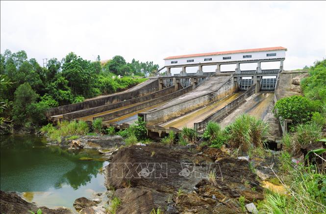 Khi xây dựng, năm 1978 hồ Vực Mấu có 3 cửa xả tràn, đến năm 2010 khi nâng cấp, sửa chữa đã mở rộng thêm 2 cửa xả tràn nâng tổng số cửa xả tràn của công trình lên 5 cửa. Ảnh: Xuân Tiến - TTXVN 