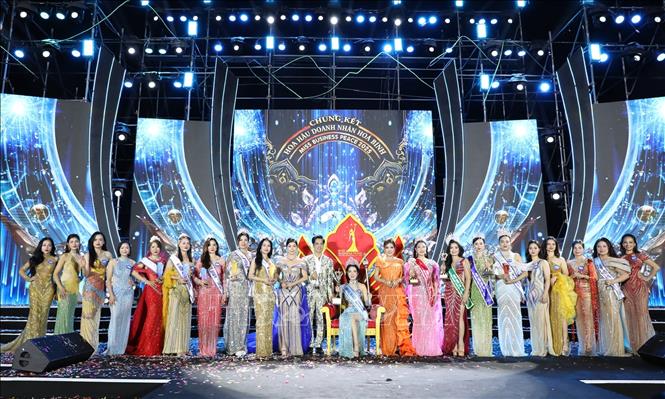 Các thí sinh trong đêm Chung kết cuộc thi chụp ảnh lưu niệm cùng Ban Tổ chức. Ảnh: Đức Phương - TTXVN