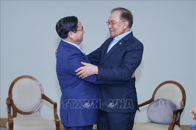 Thủ tướng Phạm Minh Chính gặp Thủ tướng Malaysia Anwar Ibrahim. Ảnh: Dương Giang-TTXVN 
