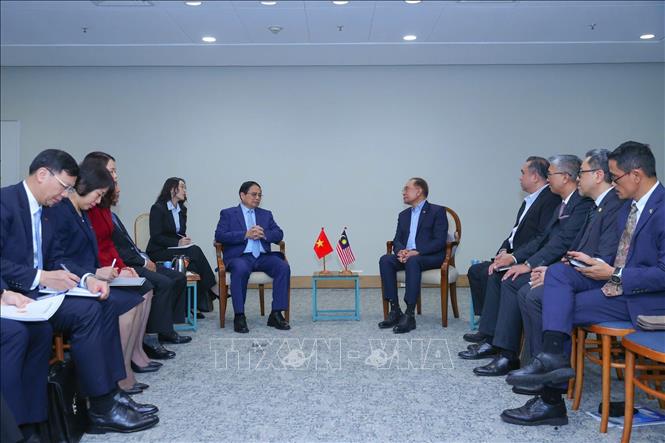 Thủ tướng Phạm Minh Chính gặp Thủ tướng Malaysia Anwar Ibrahim. Ảnh: Dương Giang-TTXVN 
