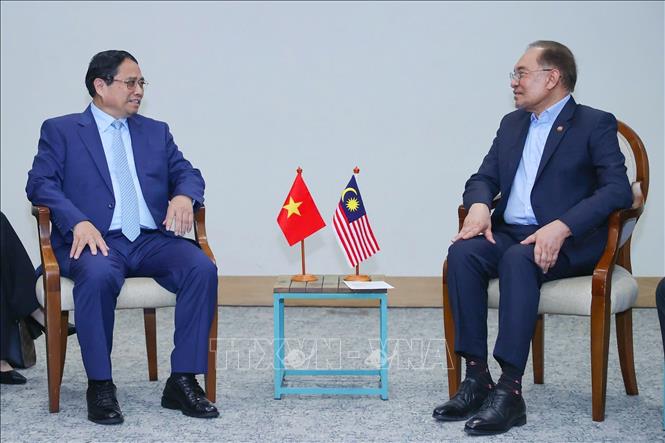 Thủ tướng Phạm Minh Chính gặp Thủ tướng Malaysia Anwar Ibrahim. Ảnh: Dương Giang-TTXVN 
