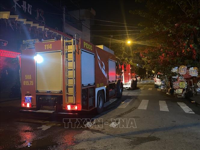 Cảnh sát điều động nhiều phương tiện chuyên dụng đến dập lửa. Ảnh: TTXVN phát
