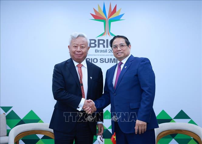 Thủ tướng Phạm Minh Chính gặp ông Kim Lập Quần, Chủ tịch Ngân hàng Đầu tư Cơ sở hạ tầng Châu Á (AIIB). Ảnh: Dương Giang-TTXVN 
