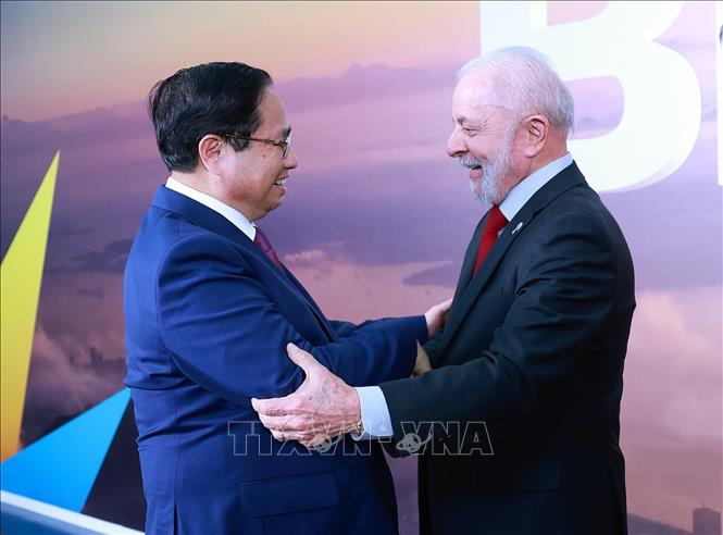 Brazilian President Lula da Silva welcomes Prime Minister Pham Minh Chinh. VNA Photo: Dương Giang
