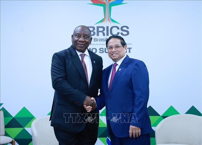 Prime Minister Pham Minh Chinh meets President of South Africa Cyril Ramaphosa. VNA Photo: Dương Giang
