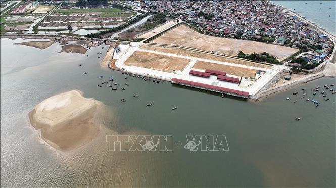 Tình trạng bồi lắng tạo nên các cồn cát lớn trên luồng lạch ra vào của tàu thuyền ở cảng cá Cửa Nhượng. Ảnh: Hữu Quyết – TTXVN