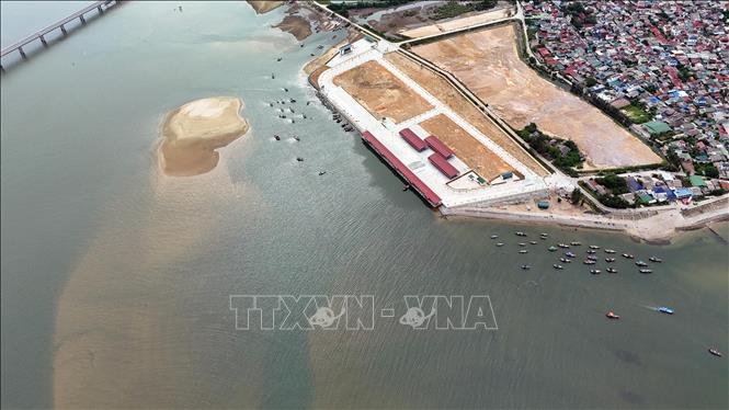 Tình trạng bồi lắng cát khiến tàu thuyền lớn không thể vào cảng Cửa Nhượng. Ảnh: Hữu Quyết – TTXVN