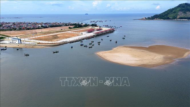 Tình trạng bồi lắng tạo nên các cồn cát lớn trên luồng lạch ra vào của tàu thuyền tại cảng cá Cửa Nhượng. Ảnh: Hữu Quyết – TTXVN