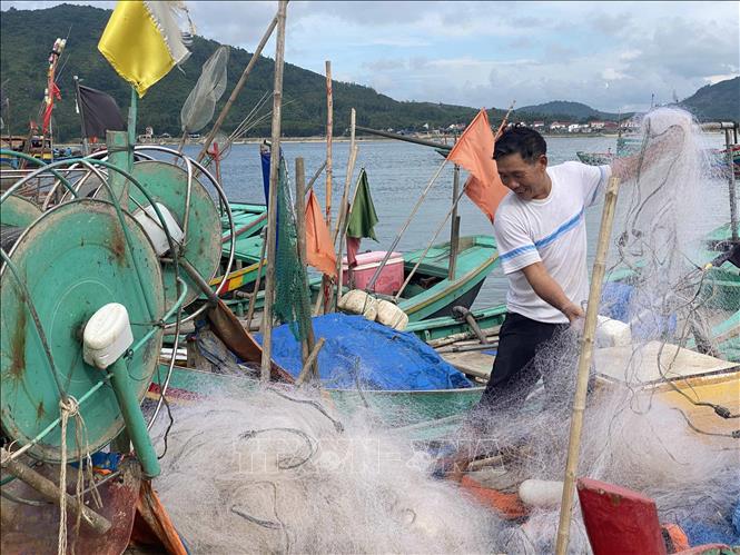 Ngư dân xã Thiên Cầm chuyển bị ngư cụ để ra khơi. Ảnh: Hữu Quyết – TTXVN