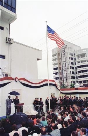 Ngày 6/8/1995, lễ kéo quốc kỳ và gắn biển khai trương Đại sứ quán Hoa Kỳ tại Việt Nam (số 7 phố Láng Hạ, Hà Nội) diễn ra trước sự chứng kiến của Bộ trưởng Ngoại giao Hoa Kỳ Warren Christopher. Ảnh: Xuân Tuân - TTXVN