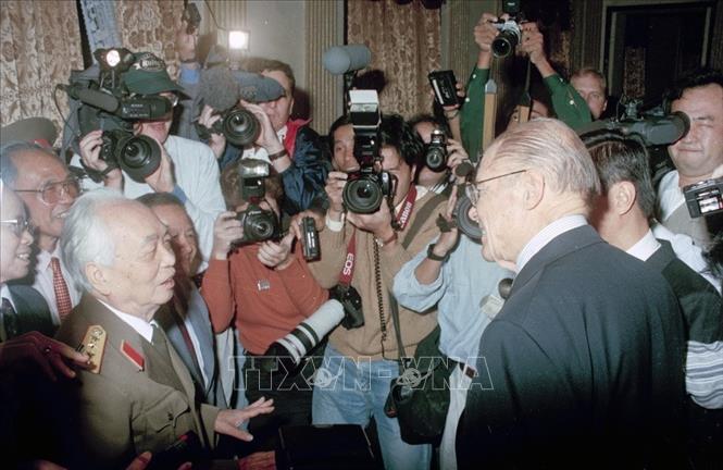 Đại tướng Võ Nguyên Giáp và cựu Bộ trưởng Quốc phòng Hoa Kỳ Robert McNamara, những người từng chỉ huy hai bên chiến tuyến, gặp mặt trực tiếp lần đầu tiên tại Hà Nội, ngày 9/11/1995 sau khi hai nước bình thường hóa quan hệ. Ảnh: TTXVN phát