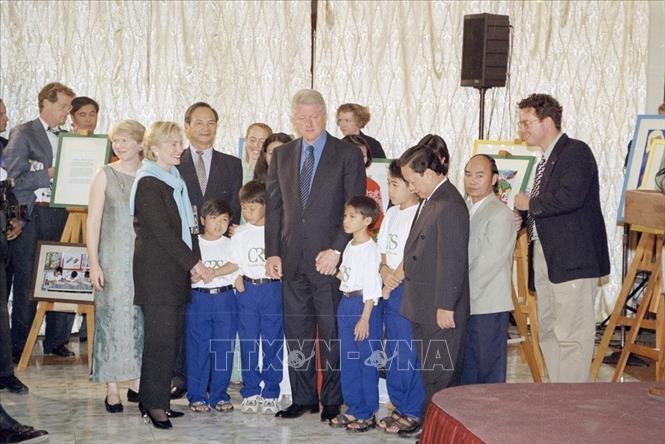Tổng thống Hoa Kỳ Bill Clinton và Phu nhân gặp gỡ nạn nhân do bom mìn Mỹ gây ra trong chiến tranh Việt Nam nhân chuyến thăm chính thức Việt Nam, ngày 18/11/2000. Ông Bill Clinton là Tổng thống Hoa Kỳ đầu tiên tới Việt Nam, 25 năm sau khi chiến tranh kết thúc. Ảnh: Minh Điền - TTXVN