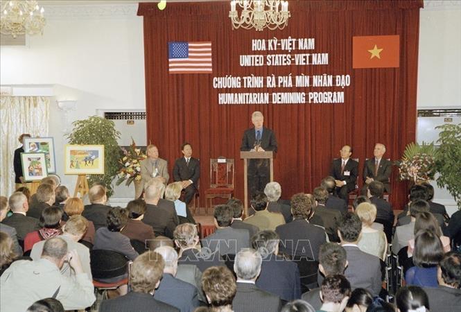 Tổng thống Hoa Kỳ Bill Clinton phát biểu tại buổi tọa đàm giữa Hoa Kỳ - Việt Nam trong chương trình Rà phá mìn nhân đạo (18/11/2025). Ảnh: Minh Điền - TTXVN  