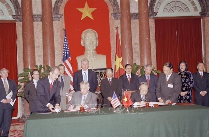 Sáng 7/11/2000, Tổng thống Hoa Kỳ Bill Clinton và Chủ tịch nước Trần Đức Lương chứng kiến văn kiện hợp tác giữa Hoa Kỳ và Việt Nam trong lĩnh vực lao động. Ảnh: Minh Điền - TTXVN 