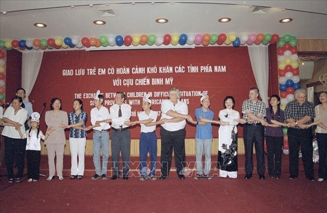 Chương trình giao lưu giữa 200 trẻ em là con thương binh, liệt sỹ, trẻ em nghèo hiếu học các tỉnh phía Nam với cựu chiến binh Hoa Kỳ, do Quỹ Bảo trợ trẻ em Việt Nam và Tổ chức Hỗ trợ giáo dục Hoa Kỳ (REAP) tổ chức ngày 15/7/2002, tại TP Hồ Chí Minh. Ảnh: Hoàng Hải - TTXVN