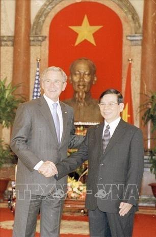 Chủ tịch nước Nguyễn Minh Triết đón và hội đàm với Tổng thống Hoa Kỳ George W. Bush tại Phủ Chủ tịch, trong chuyến thăm chính thức Việt Nam và tham dự Hội nghị Cấp cao APEC từ ngày 17-20/11/2006. Ảnh: Nguyễn Khang – TTXVN