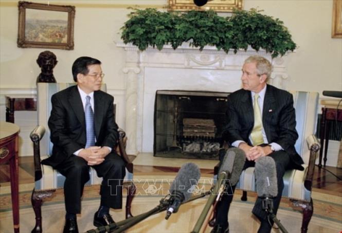Tổng thống Hoa Kỳ George W. Bush đón và hội đàm với Chủ tịch nước Nguyễn Minh Triết thăm chính thức Hợp chúng quốc Hoa Kỳ, ngày 22/6/2007, tại Nhà Trắng ở thủ đô Washington D.C. Ảnh: Nguyễn Khang – TTXVN