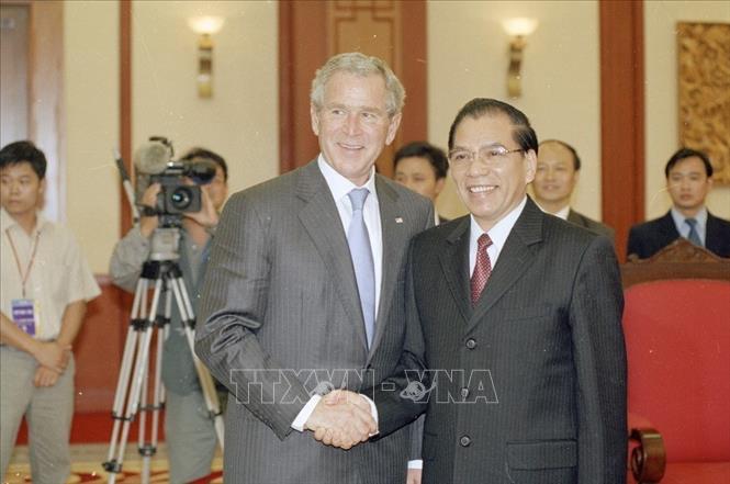 Ngày 17/11/2006, tại Hà Nội, Tổng Bí thư Nông Đức Mạnh hội kiến Tổng thống Hoa Kỳ George W.Bush thăm chính thức Việt Nam và dự Hội nghị Cấp cao APEC lần thứ 14. Chuyến thăm Việt Nam của Tổng thống George W.Bush đóng một vai trò quan trọng trong việc giúp Việt Nam gia nhập Tổ chức Thương mại Thế giới (WTO) trong năm đó. Ảnh: Thống Nhất - TTXVN