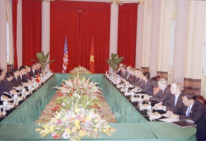 Chủ tịch nước Nguyễn Minh Triết hội đàm với Tổng thống Hoa Kỳ George W. Bush tại Phủ Chủ tịch, trong chuyến thăm chính thức Việt Nam và tham dự Hội nghị Cấp cao APEC từ ngày 17-20/11/2006. Ảnh: Nguyễn Khang – TTXVN