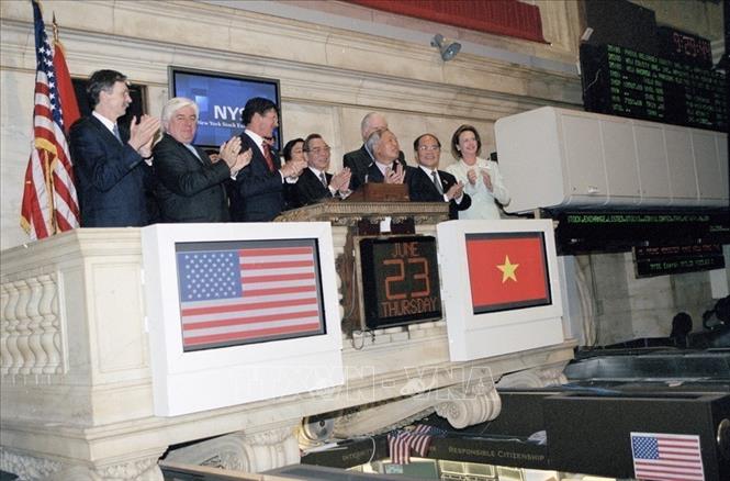 Thủ tướng Phan Văn Khải thăm và rung chuông khai mạc phiên giao dịch Thị trường chứng khoán New York (Hoa Kỳ, 23/6/2005). Ảnh: Thế Thuần - TTXVN