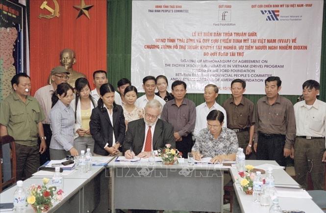  Ông Thomas Leckinger (bên trái), Trưởng đại diện Văn phòng Quỹ Cựu chiến binh Hoa Kỳ tại Việt Nam (VVAF) và đại diện Hội Chữ thập đỏ tỉnh Thái Bình ký kết tài trợ 400 triệu đồng hỗ trợ người khuyết tật nghèo, ưu tiên người nhiễm chất độc da cam dioxin tại Thái Bình, ngày 10/10/2006. Ảnh: Tùng Lâm - TTXVN