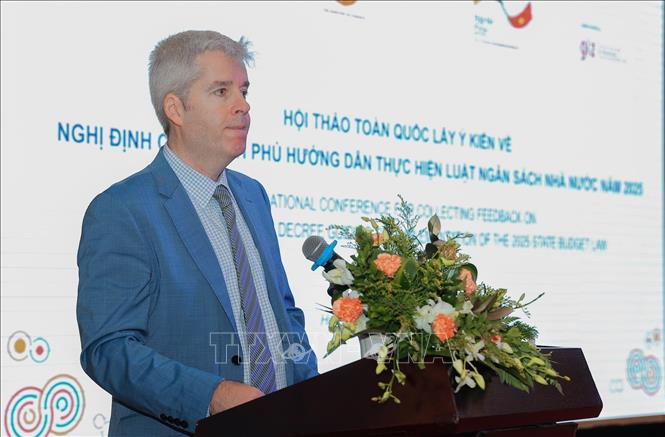 Ông Gonzalo Serrano, Đại diện hợp phần 1 phát biểu tại Hội thảo. Ảnh: Lê Đông - TTXVN