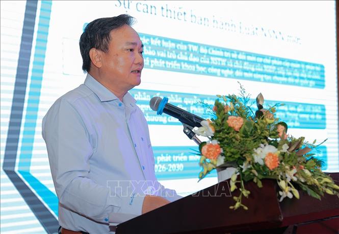 Phó vụ trưởng Vụ Ngân sách nhà nước, Bộ Tài chính, ông Nguyễn Minh Tân giới thiệu khái quát một số điểm mới của Luật số 89/2025/QH15. Ảnh: Lê Đông - TTXVN