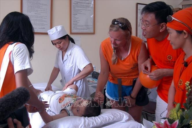 Đoàn “Hành trình cam” do ông Doc Berrie Duff – cựu chiến binh, nạn nhân da cam Mỹ, cùng các tình nguyện viên Mỹ, Australia, Việt Nam đến thăm Làng Hòa Bình Thanh Xuân (Hà Nội), ngày 1/6/2008. Ảnh: Dương Ngọc – TTXVN